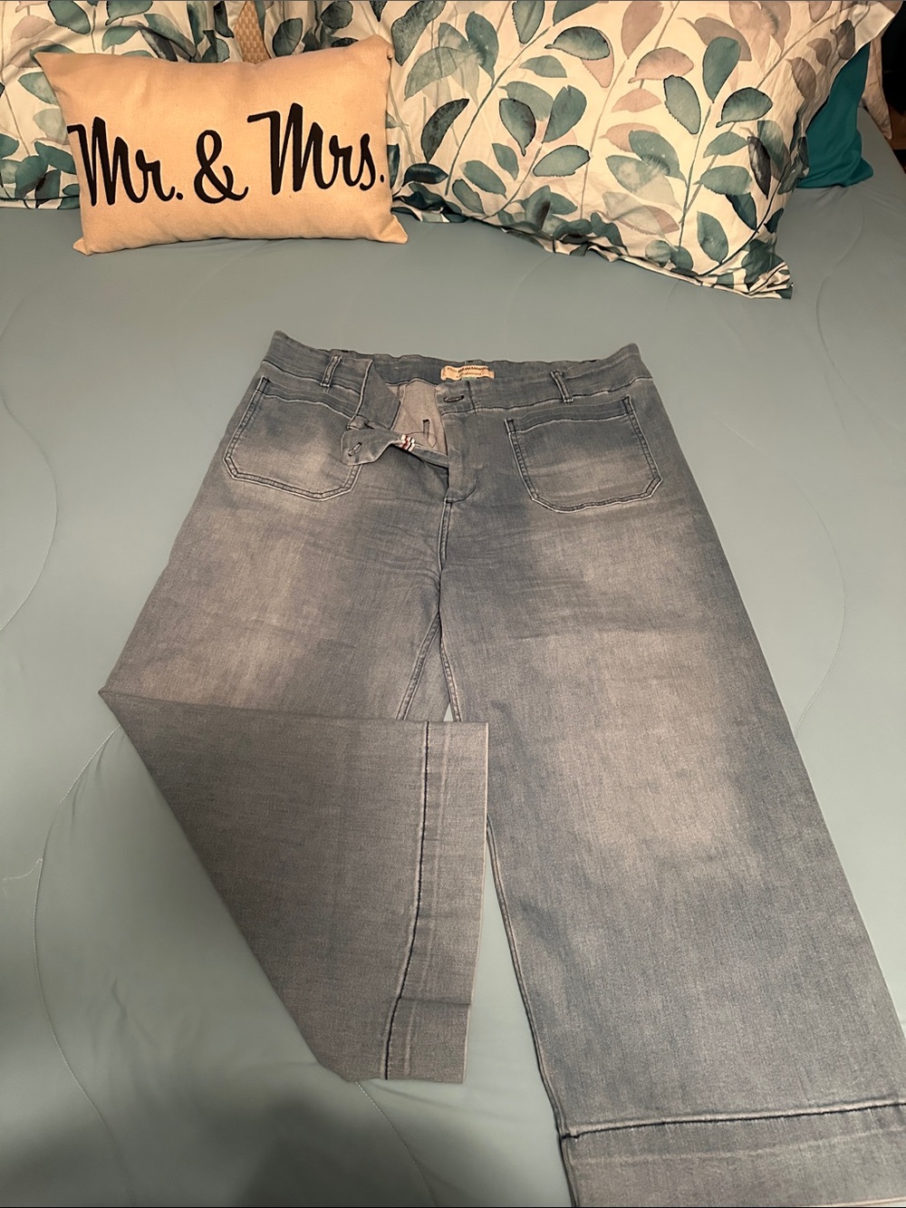 Pilcro Light Gray Cropped Jeans
